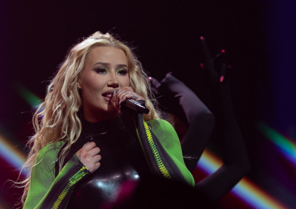 Iggy Azalea: Σκίστηκε το παντελόνι της σε συναυλία στη Σαουδική Αραβία- «Οι αρχές διέκοψαν το σόου»