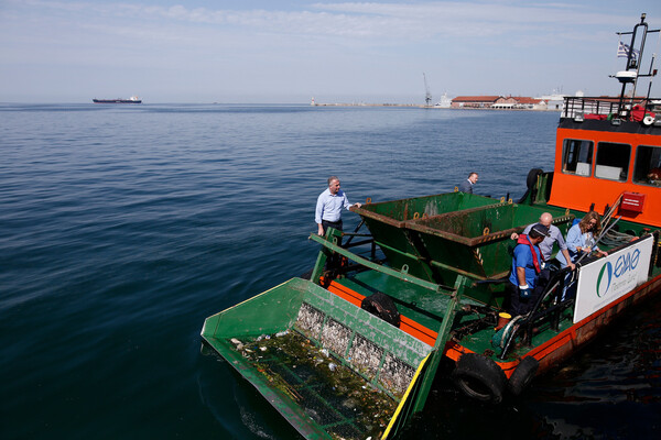 Αλκίππη: Το σκάφος-απορριμματοφόρο που συλλέγει έναν τόνο σκουπίδια την ημέρα- Μέχρι και πατίνια
