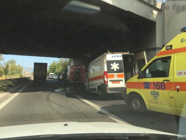 Μαγνησία: Ασθενοφόρο με τρεις επιβάτες άρπαξε φωτιά στον κόμβο Βελεστίνου