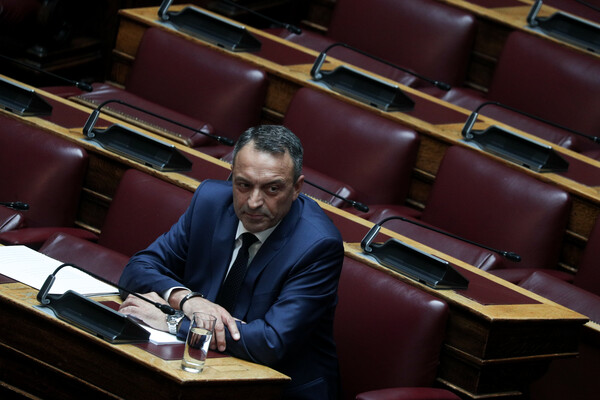 Σπαρτιάτες: Ο Βασίλης Στίγκας διέγραψε 3 βουλευτές του κόμματος