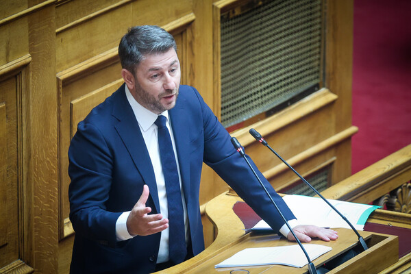 Ανδρουλάκης από Βουλή: «Ο κ. Μητσοτάκης έβαλε ως ασπίδα της αποτυχίας του τους πυροσβέστες»