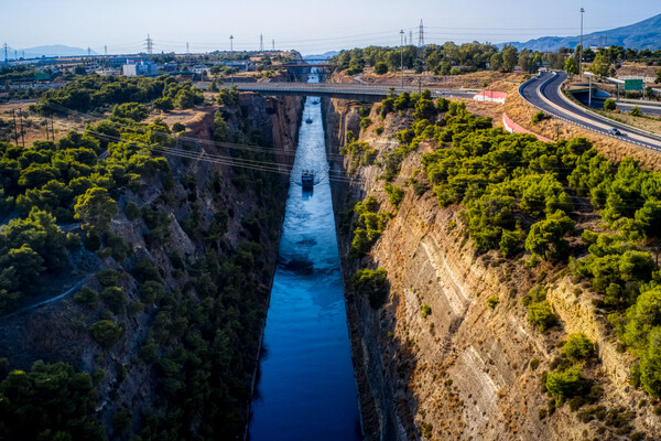 Πλοίο προσέκρουσε στη διώρυγα της Κορίνθου 