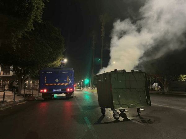 Λεμεσός: Σοβαρά επεισόδια σε πορεία για το μεταναστευτικό - Μολότοφ, δακρυγόνα και τραυματίες