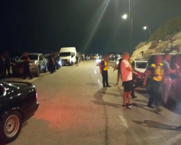 «Κόντρες» στην παραλιακή: Σε 12 συλλήψεις προχώρησε η ΕΛΑΣ- Βρέθηκαν 2 κλεμμένα αυτοκίνητα