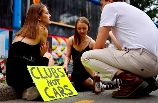 Μια διαφορετική διαμαρτυρία στο Βερολίνο- Έστησαν υπαίθριο πάρτι, κατά αυτοκινητόδρομου