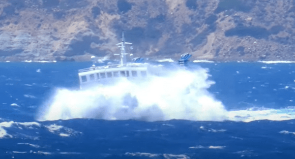 Κυκλάδες: Βίντεο με το πλοίο «Σκοπελίτης» να δίνει μάχη στα κύματα έξω από τη Νάξο