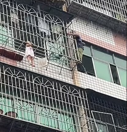 Κίνα: Η στιγμή που παιδί κρέμεται από τον 5ο όροφο πολυκατοικίας