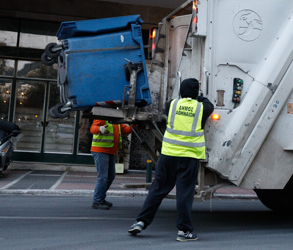 Θεσσαλονίκη: Φεύγουν κάδοι από το κέντρο, ζητούν από τους κατοίκους να μην κατεβάζουν σκουπίδια