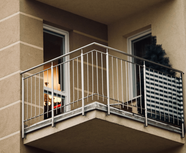 Γείτονες κατέληξαν στο αυτόφωρο, για μια κάμερα σε μπαλκόνι