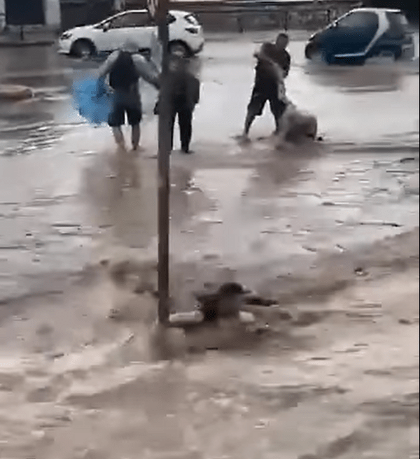 Δυστοπία: Άνθρωποι παραλίγο να πνιγούν έξω από τη στάση Μετρό Ευαγγελισμός