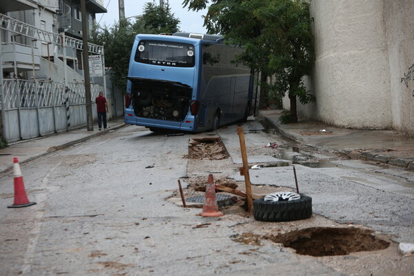 Κακοκαιρία Daniel: Λεωφορείο βούλιαξε σε λακκούβα- Καταστράφηκαν δρόμοι στο Μοσχάτο