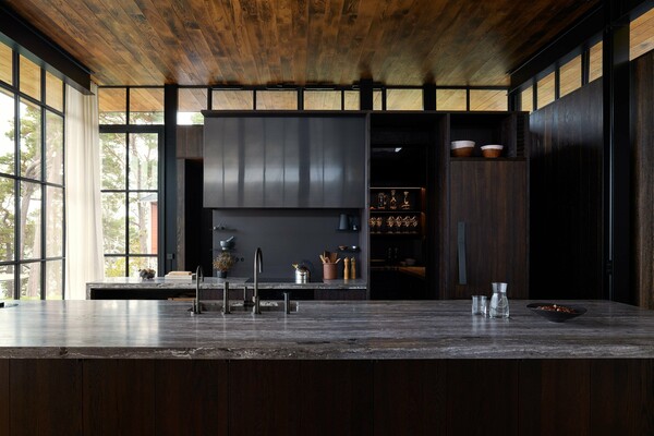 Ένα εξοχικό σπίτι δεσπόζει στις βραχώδεις ακτές της Σουηδίας