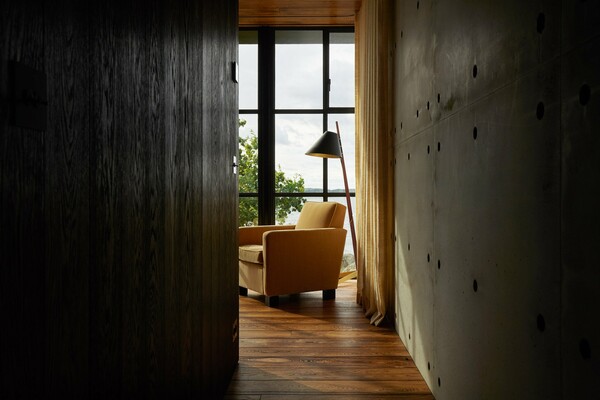 Ένα εξοχικό σπίτι δεσπόζει στις βραχώδεις ακτές της Σουηδίας