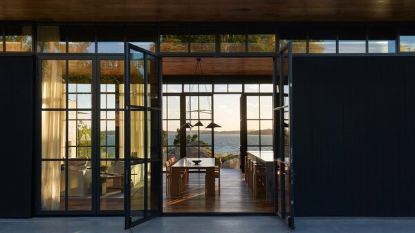 Ένα εξοχικό σπίτι δεσπόζει στις βραχώδεις ακτές της Σουηδίας