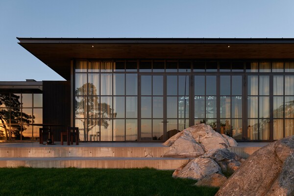 Ένα εξοχικό σπίτι δεσπόζει στις βραχώδεις ακτές της Σουηδίας