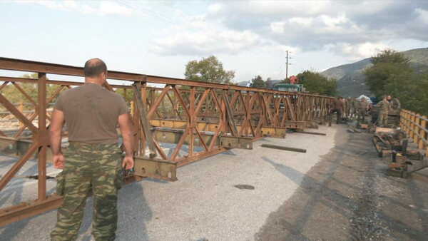Κακοκαιρία - Μαγνησία: Ο στρατός συναρμολογεί γέφυρα για να ενώσει το νότιο Πήλιο με το Βόλο