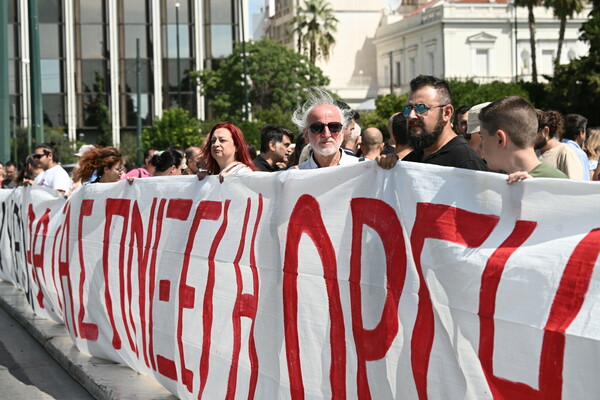 Κακοκαιρία: Συγκέντρωση στο Σύνταγμα από συγγενείς εγκλωβισμένων - «Θα σας πνίξει η οργή μας»