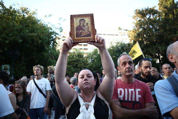 Συγκέντρωση στο Σύνταγμα για τις νέες ταυτότητες- Προσαγωγές από την ΕΛΑΣ