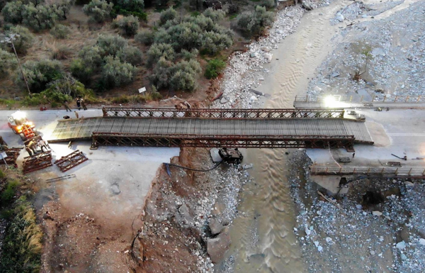 Κακοκαιρία Daniel: Έτοιμη μέσα σε 30 ώρες η γέφυρα που έστησε ο στρατός στο Πήλιο