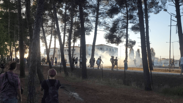Επεισόδια στη Λάρισα- Χημικά και κρότου λάμψης έξω από την Περιφέρεια Θεσσαλίας όπου βρίσκεται ο Κυριάκος Μητσοτάκης 