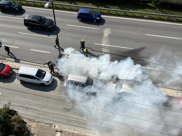 Φωτιά τώρα σε αυτοκίνητο στην εθνική οδό Αθηνών – Λαμίας