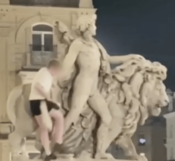 Βρυξέλλες: Μεθυσμένος τουρίστας έσπασε άγαλμα που μόλις είχε αποκατασταθεί