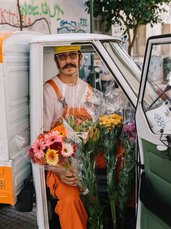 ΠΑΡΑΣΚΕΥΗ Ανάμεσά μας, στο κέντρο της Αθήνας, κυκλοφορεί πλέον ένα flower boy