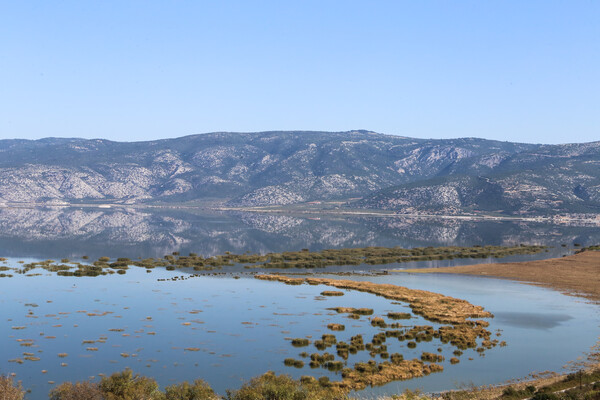 Θεσσαλία: Ανεβαίνει επικίνδυνα η στάθμη στη λίμνη Κάρλα – Πολλά τα προβλήματα