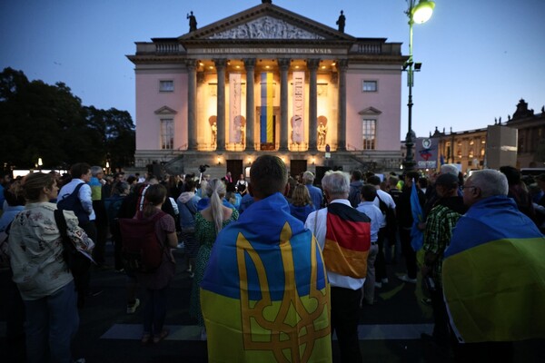 Διαμαρτυρία έξω από την όπερα του Βερολίνου- Για την εμφάνιση της Άννα Νετρέμπκο