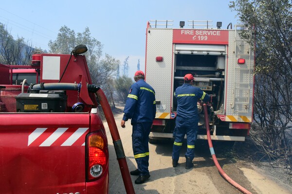 Υπό μερικό έλεγχο η φωτιά στο Μαρκόπουλο- 31 πυρκαγιές σε 24 ώρες