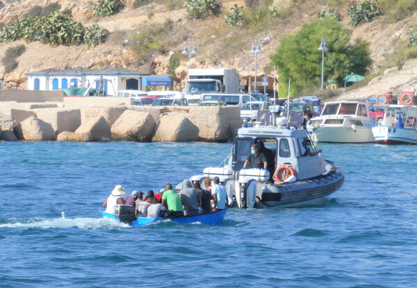 Λαμπεντούζα: Νεκρό βρέφος σε σκάφος μεταναστών - Είχε γεννηθεί εν πλω