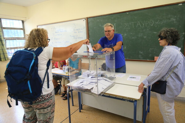Εκλογές ΣΥΡΙΖΑ: Μεγάλη η προσέλευση στις κάλπες - Πολλά τα νέα μέλη