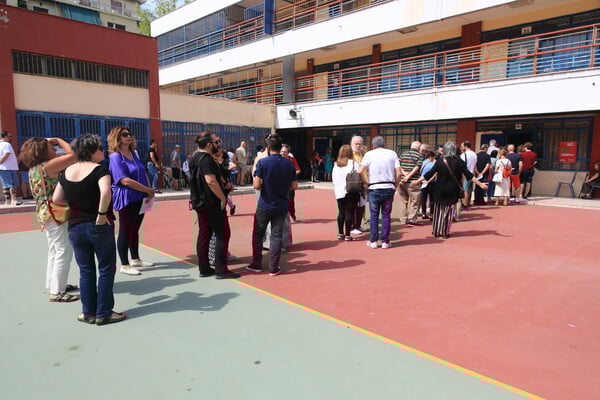 Εκλογές ΣΥΡΙΖΑ: Μεγάλη η προσέλευση στις κάλπες - Πολλά τα νέα μέλη