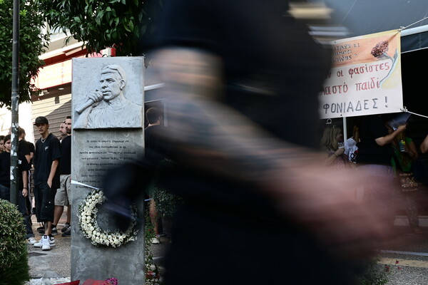 Δολοφονία Παύλου Φύσσα - 10 χρόνια μετά: Ξεκίνησαν οι εκδηλώσεις - Η μητέρα του στο μνημείο