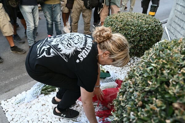 Δολοφονία Παύλου Φύσσα - 10 χρόνια μετά: Ξεκίνησαν οι εκδηλώσεις - Η μητέρα του στο μνημείο 