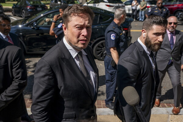 Ίλον Μασκ: Σκέφτεται να βάλει μηνιαία συνδρομή για όλους στο Twitter