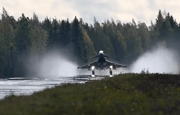 Μαχητικά F-35 προσγειώθηκαν σε αυτοκινητόδρομο 