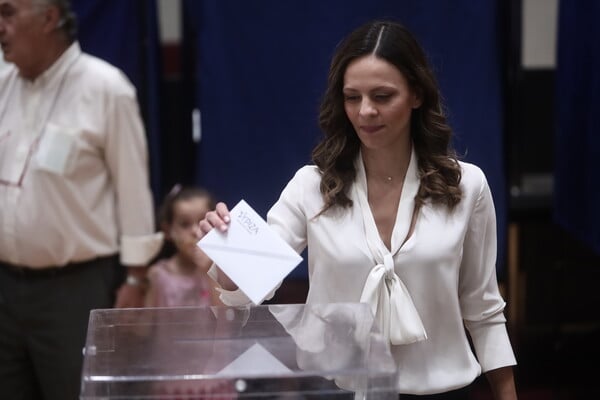 Εκλογές ΣΥΡΙΖΑ: Ψήφισε η Έφη Αχτσιόγλου - «Να επιστρέψουμε σε κυβερνητική τροχιά»