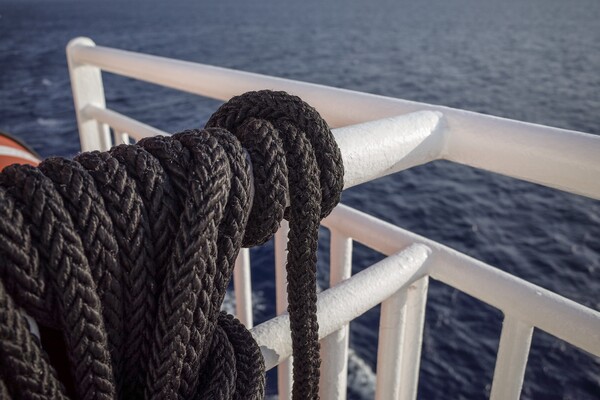 Πτώση ναυτικών από πλοίο: Τη σύλληψη τριών μελών του πληρώματος διέταξε ο εισαγγελέας