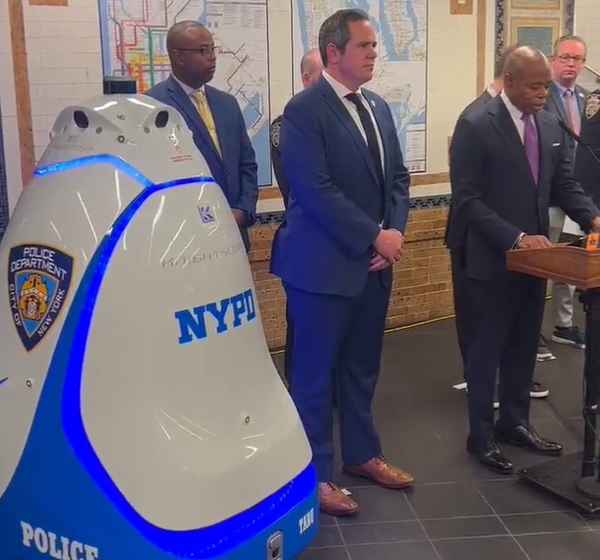 Αστυνομικός ρομπότ ξεκίνησε περιπολίες στην Νέα Υόρκη 