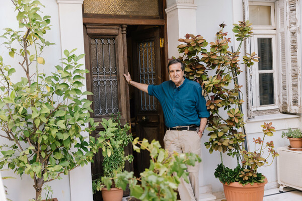 Σταύρος Πετσόπουλος. Εκδότης. Γεννήθηκε στην Αθήνα, ζει στη Νεάπολη Εξαρχείων.