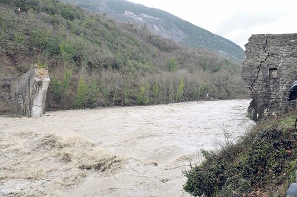 Κακοκαιρία Elias: Στα όρια ο Σπερχειός στη Λαμία-Προετοιμάζεται εκκένωση στο Κόμμα