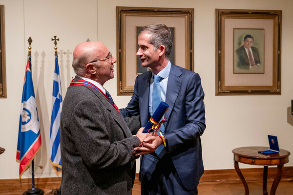 Ο Γιώργος Λούκος τιμήθηκε με το μετάλλιο του δήμου Αθηναίων