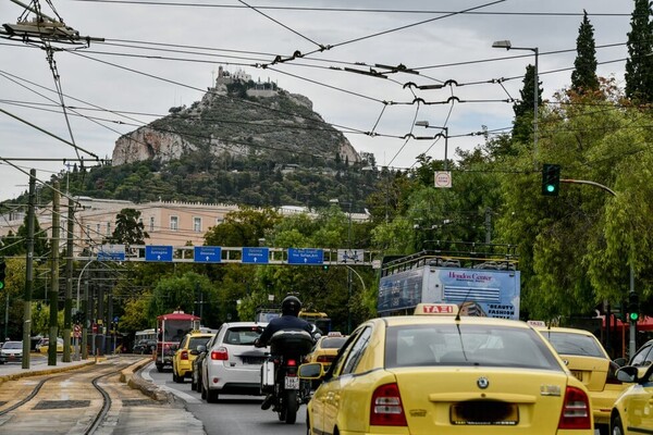 Δημήτρης Τσακούμης: «Τι να τους κάνουμε τόσους τουρίστες, αν δεν μπορούμε εμείς να βρούμε πια τη χαρά στην πόλη μας;»