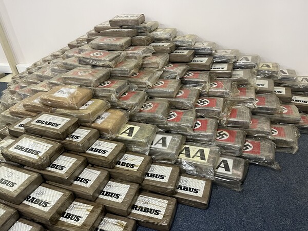 Κατασχέθηκαν πάνω από 585 κιλά κοκαΐνης στη Θεσσαλονίκη- Ναζιστικά σύμβολα στα πακέτα