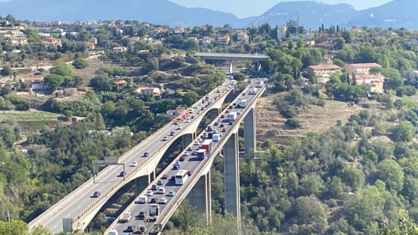 Ποδοσφαιριστής της Νις απειλεί να πηδήξει από γέφυρα