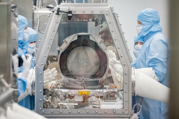 NASA opens OSIRIS-REx's asteroid-sample canister (photos)
