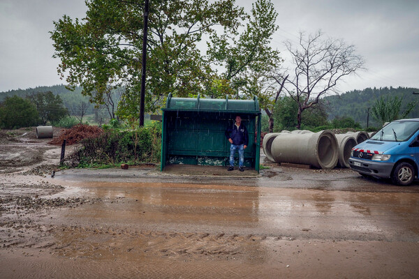 Εύβοια: Μάχη των κατοίκων μέσα στις λάσπες, μετά την κακοκαιρία- Ποιοι δρόμοι είναι κλειστοί