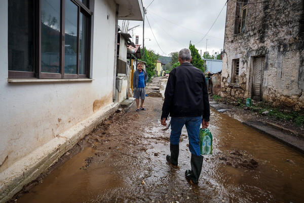 Εύβοια: Μάχη των κατοίκων μέσα στις λάσπες, μετά την κακοκαιρία- Ποιοι δρόμοι είναι κλειστοί