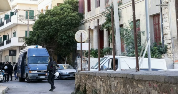 Εκκένωση κατάληψης στο Ηράκλειο: Τραυματίστηκε συλληφθείς που πήγε να διαφύγει από τους αστυνομικούς